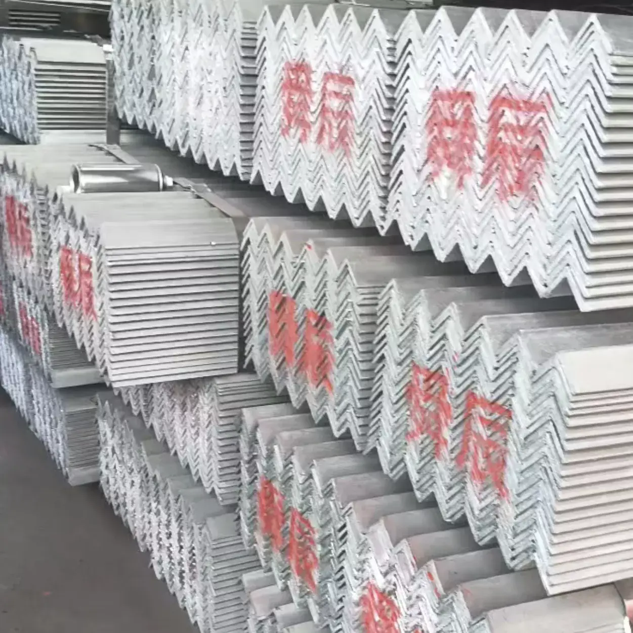 ما الذي يجعل Angle Steel الخيار الأفضل لبناء برج النقل؟